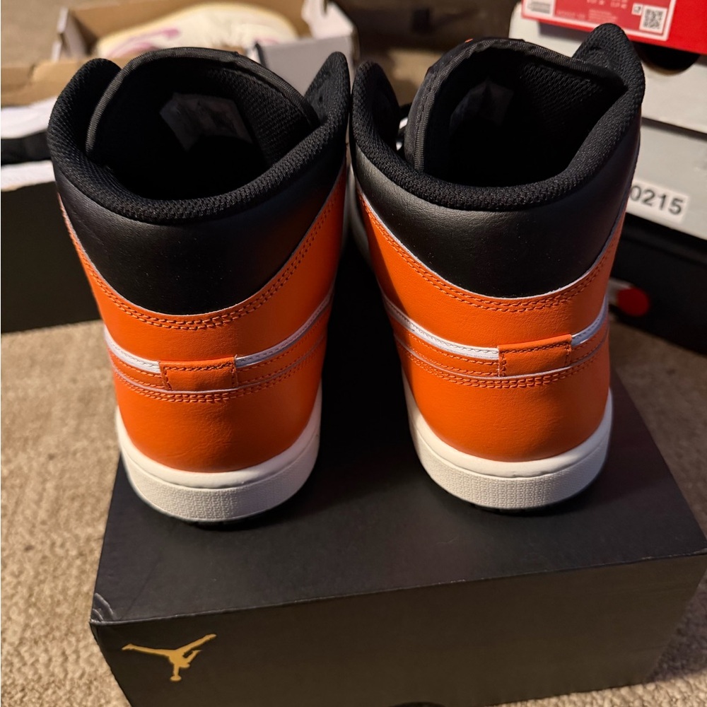 Nike Air Jordan 1 Mid - Picture 4 of 5
